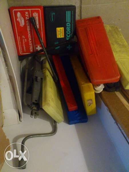 триъгълници,аптечки,ключ за гуми,крик,огледала,теглич и др..