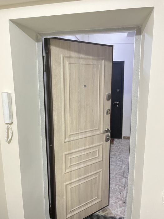 Продам входную железную дверь