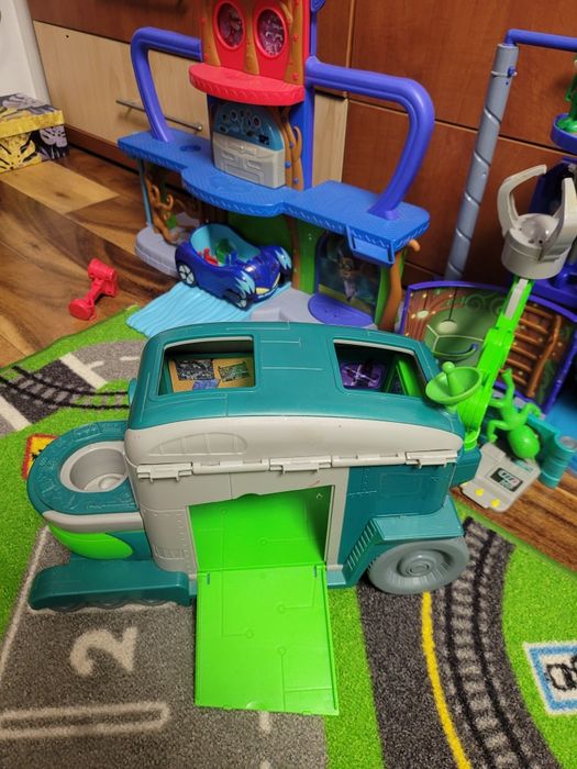 Jucării eroi în pijamale