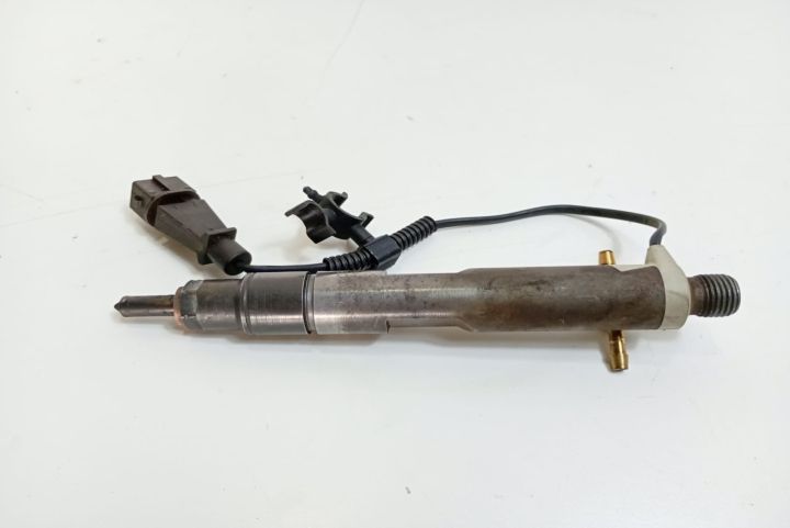 Injector  cu fir  028130203E Volkswagen VW Golf a 4-a generatie