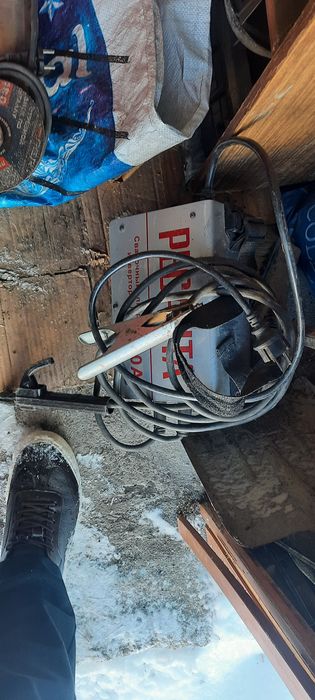 Продам сварочный аппарат, болгарка и пачку электрода тройка