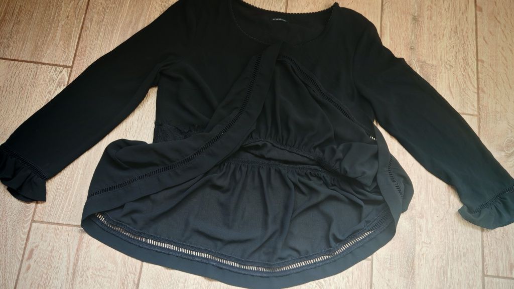 Bluza neagra cu volan și dantelă, mărimea M, Motivi,35 ron
