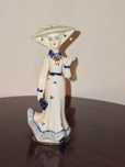 Figurină vintage din ceramică – Doamnă victoriană în alb și albastru