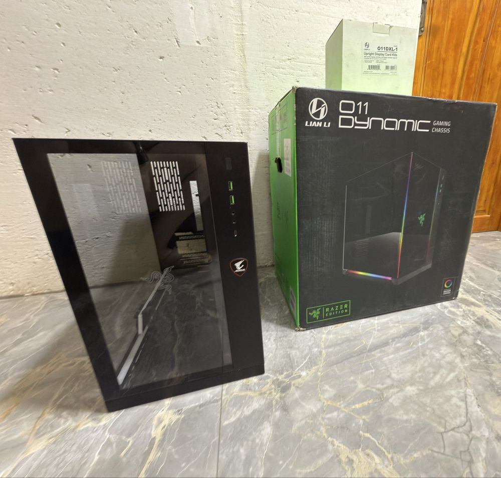 Продам корпус Lian Li O11 Dynamic Razer Edition + держатели видеокар