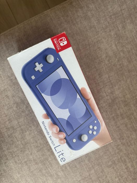 Продам Nintendo свич лайт с чехлом и игрой