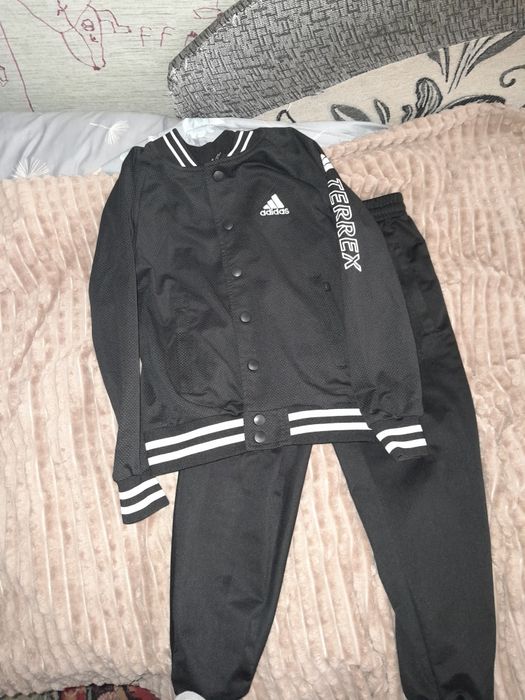 Продам костюм спортивный на мальчика