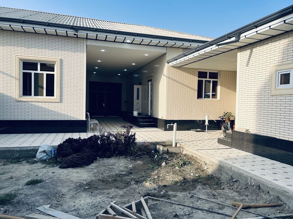 Жомбой центр Бохористон 44 чи Уй срочна сотилади