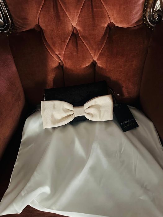 Poseta eleganta din catifea , cu lant detasabil / clutch negru cu alb