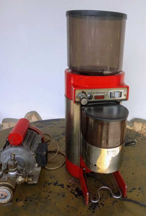 Кафемелачка и помпа за кафемашина