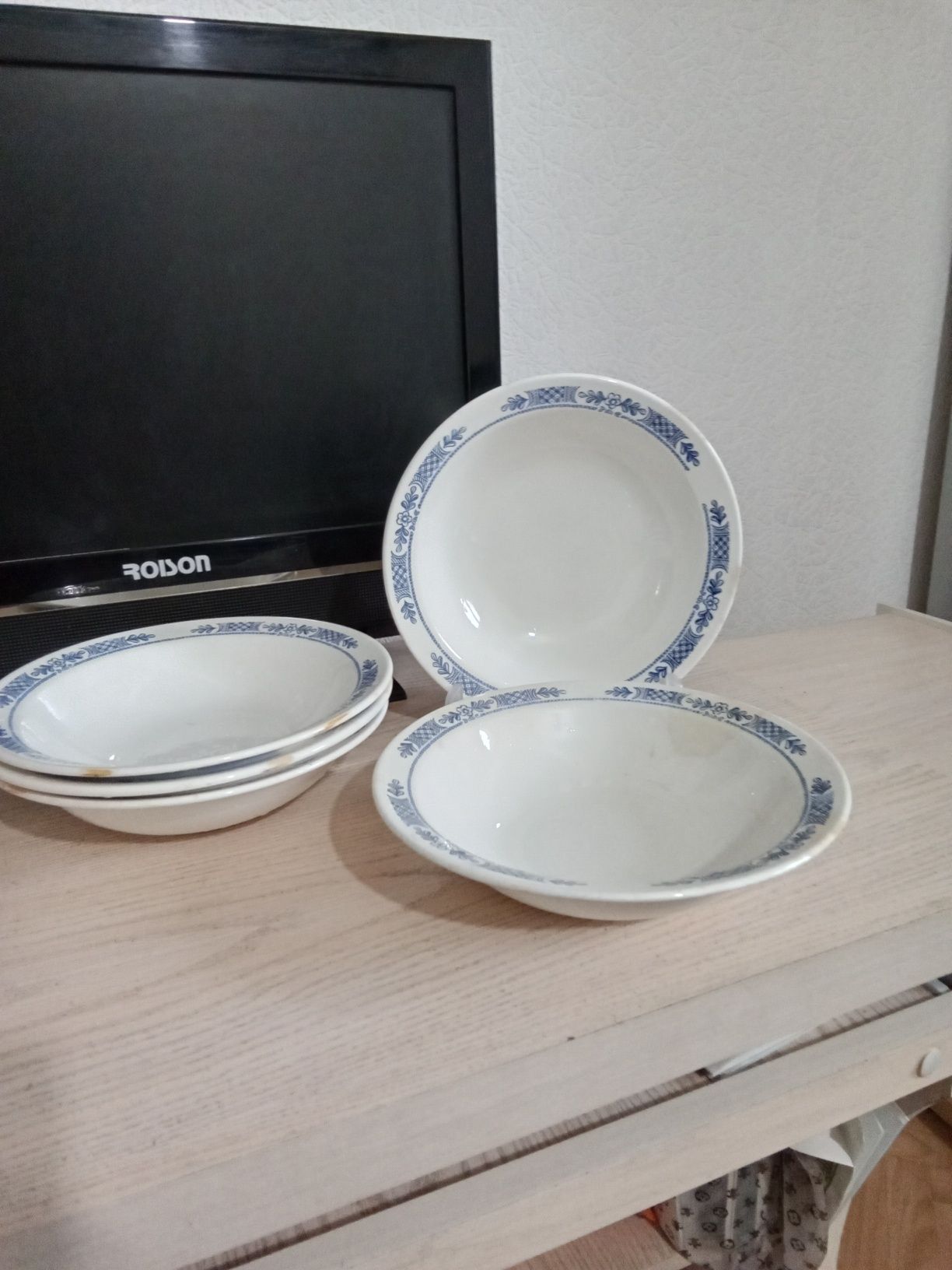 Фаянсовые тарелки 2ва вида салатник и глубокая  б.у смотрите фото