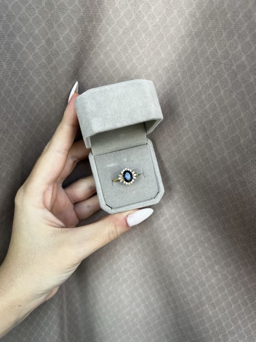 Inel elegant cu safir albastru si zirconii- argint 925 placat cu aur