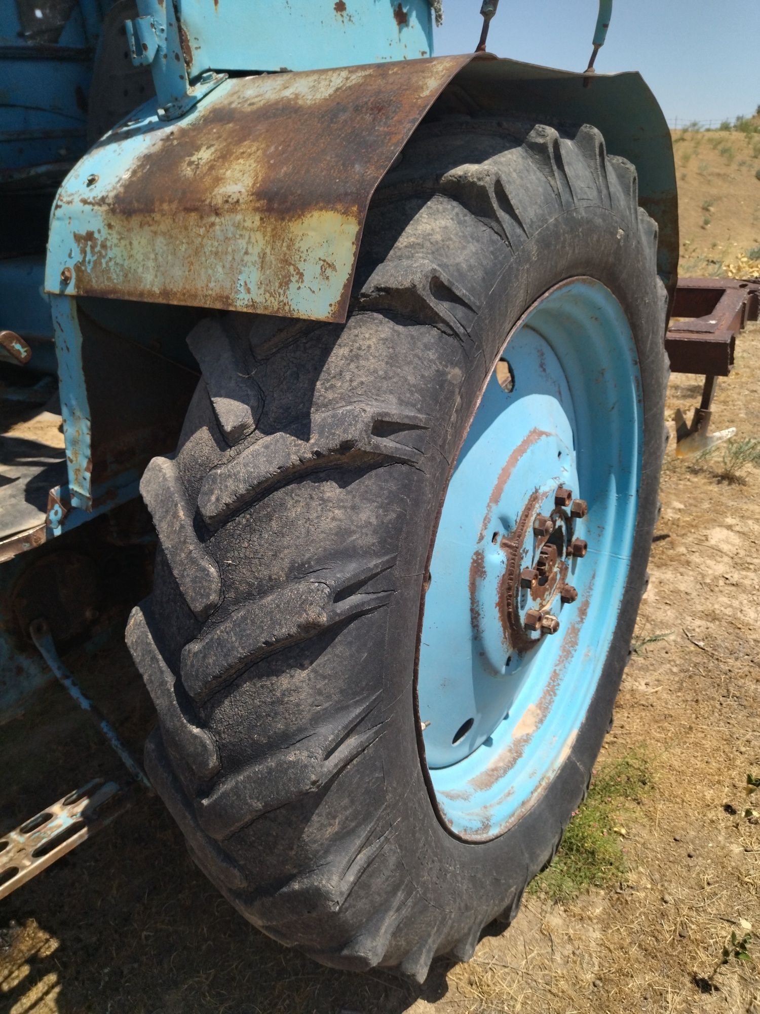 T 28 traktor sotiladi holati yaxshi ishlab turgan texnika