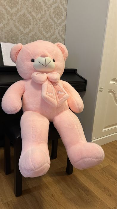 Большой розовый медведь