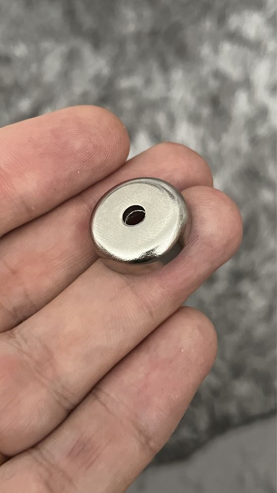 Magnet neodim , foarte puternic