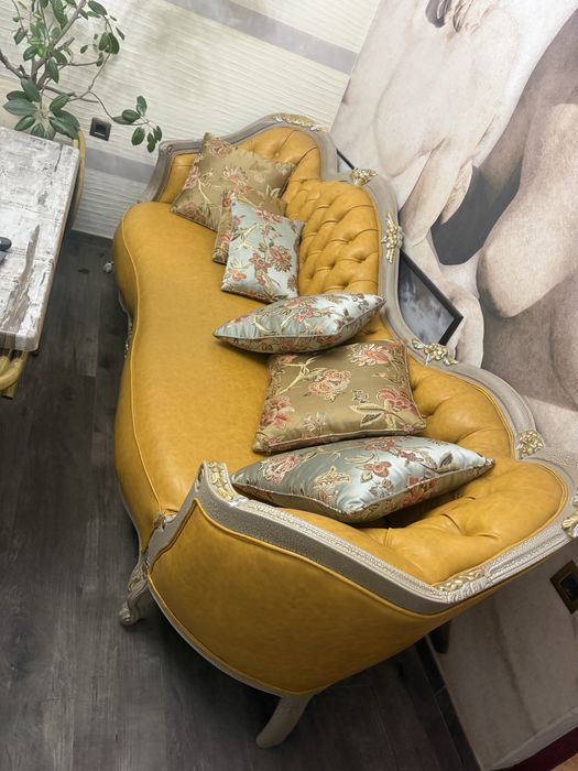 Интериорен диван