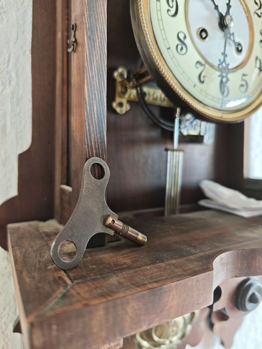 Старинен стенен часовник