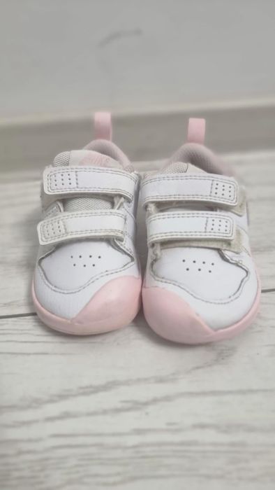 Adidași de fete alb cu roz Nike
