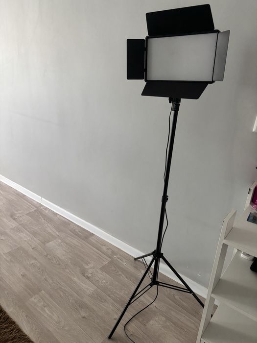 Лампа на штативе