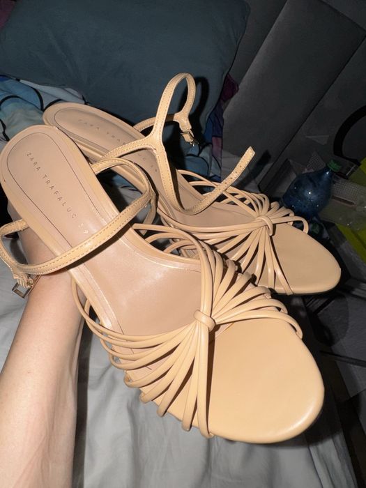 Vand sandale nude Zara oferta