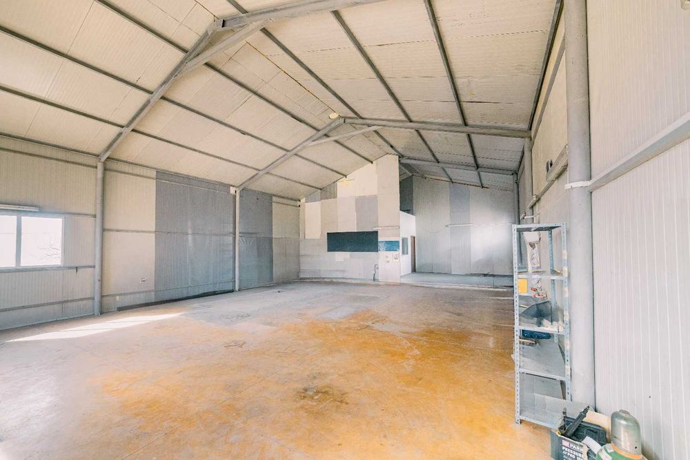 Ofer spre închiriere hală de 160 m²+ curte de 180 m²