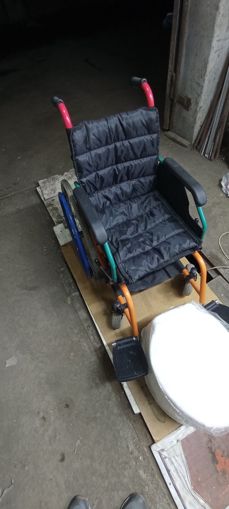 Инвалидное кресло-коляска.