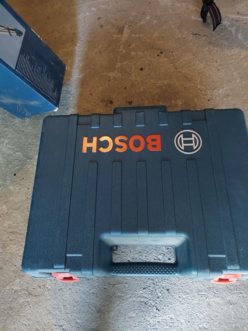 Laser Bosch gl300 cu trepied Bosch
