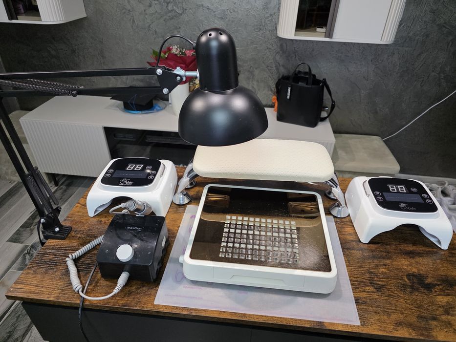 Vând masa manichiura cu toate aparatele necesare