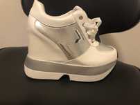 Sneakers deosebiti