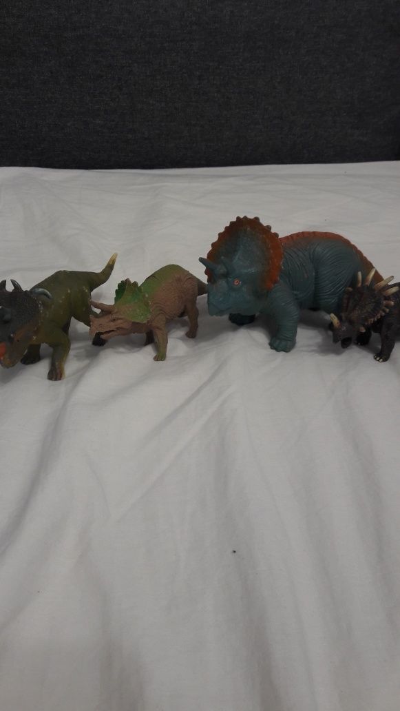 Set 4 dinozauri triceraptos pentru colectionari