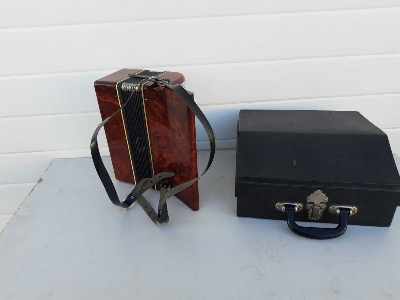 Ретро акордеон в отлично състояние с куфар и книжка