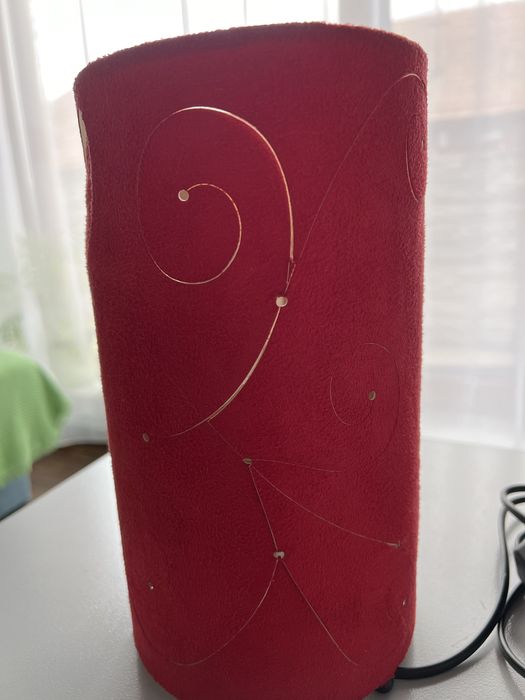 Lampa veioza culoare rosie model catifelat perforat inaltime 25 cm