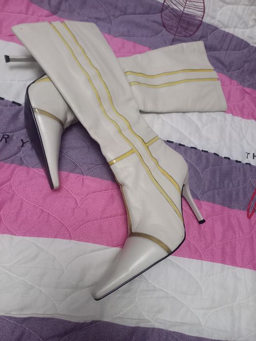 Продаются сапоги коженые на каблуке