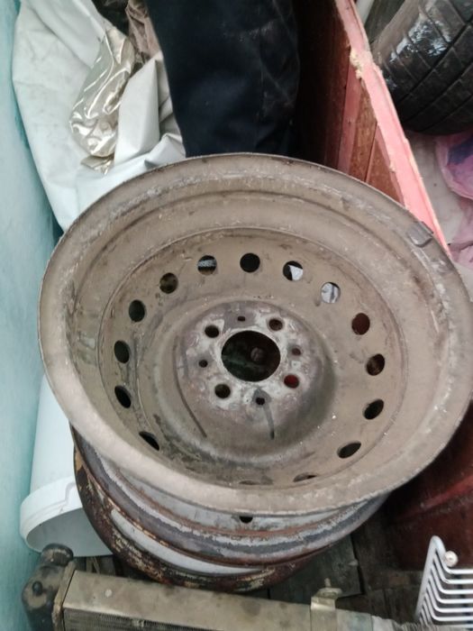 Продам диски на 13 есть резина