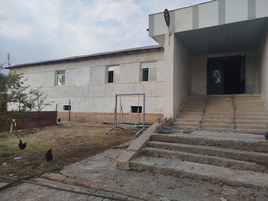 Нотурар бино сотилади