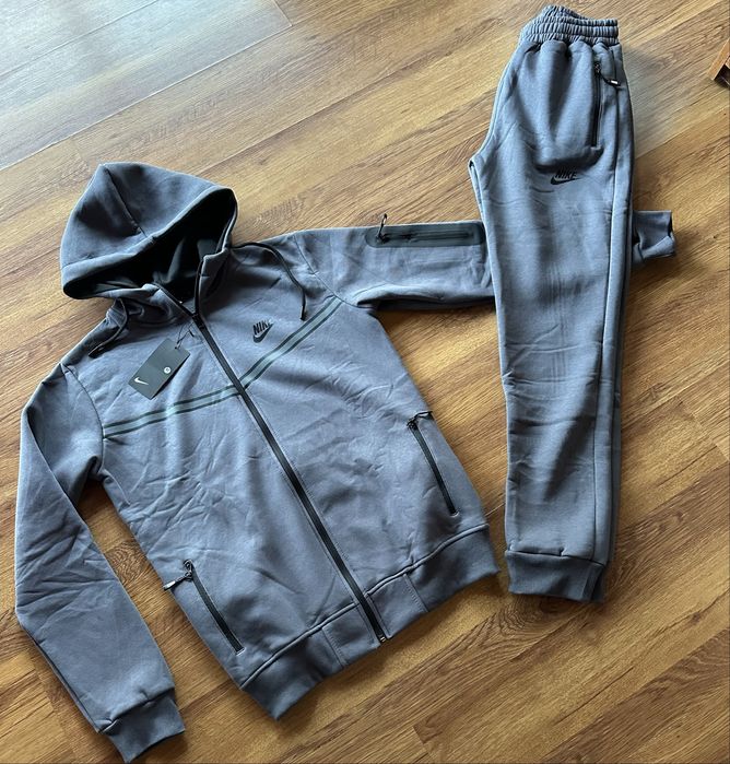 Мъжки,ватиран,тъмно сив екип Nike