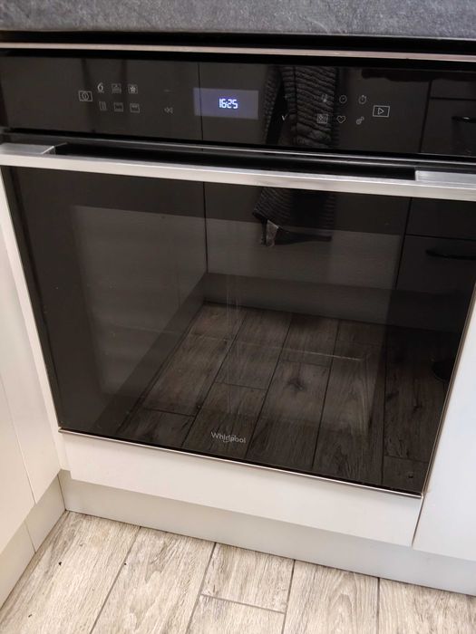 Фурна за вграждане Whirpool, пиролиза 73л, плавно затваряне