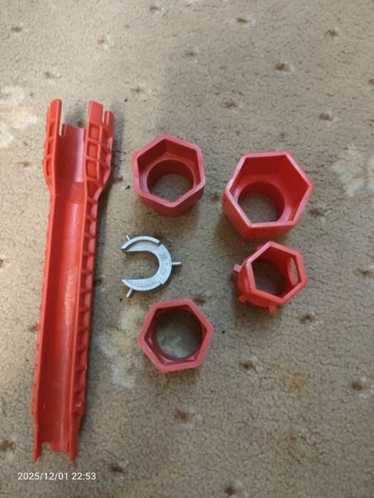 Vînd set chei pt baterie