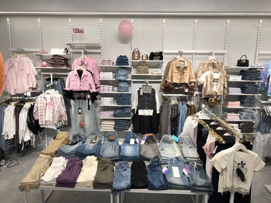 Qizlarga va ayollarga ishbor savdo hodimi lavozimida