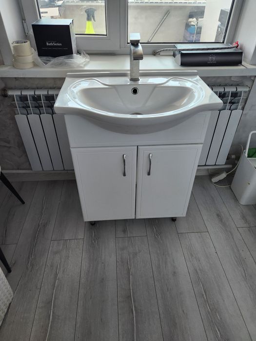 Мойка с раковиной,тумба,кран ,сифон. Все в хорошем состоянии.