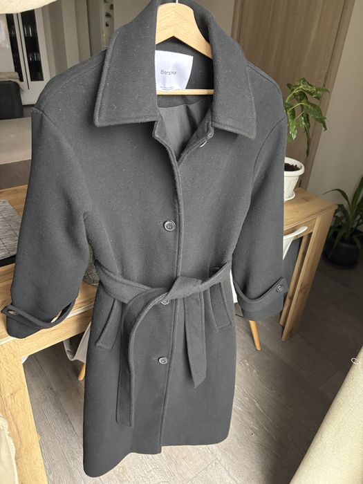 Bershka черно палто XS-S