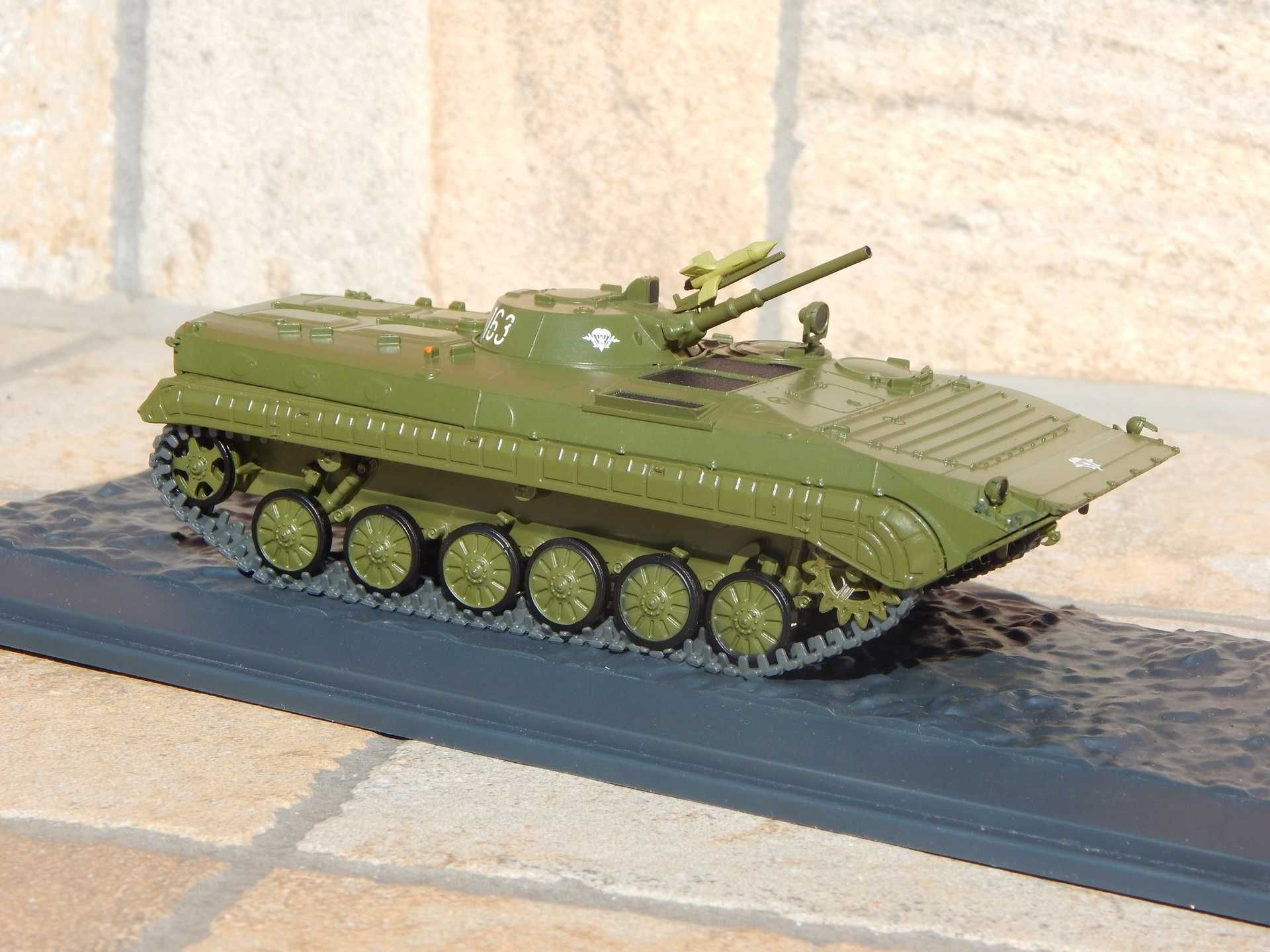Macheta tanc transportor amfibiu blindat infanterie BMP-1 1966 sc 1:43