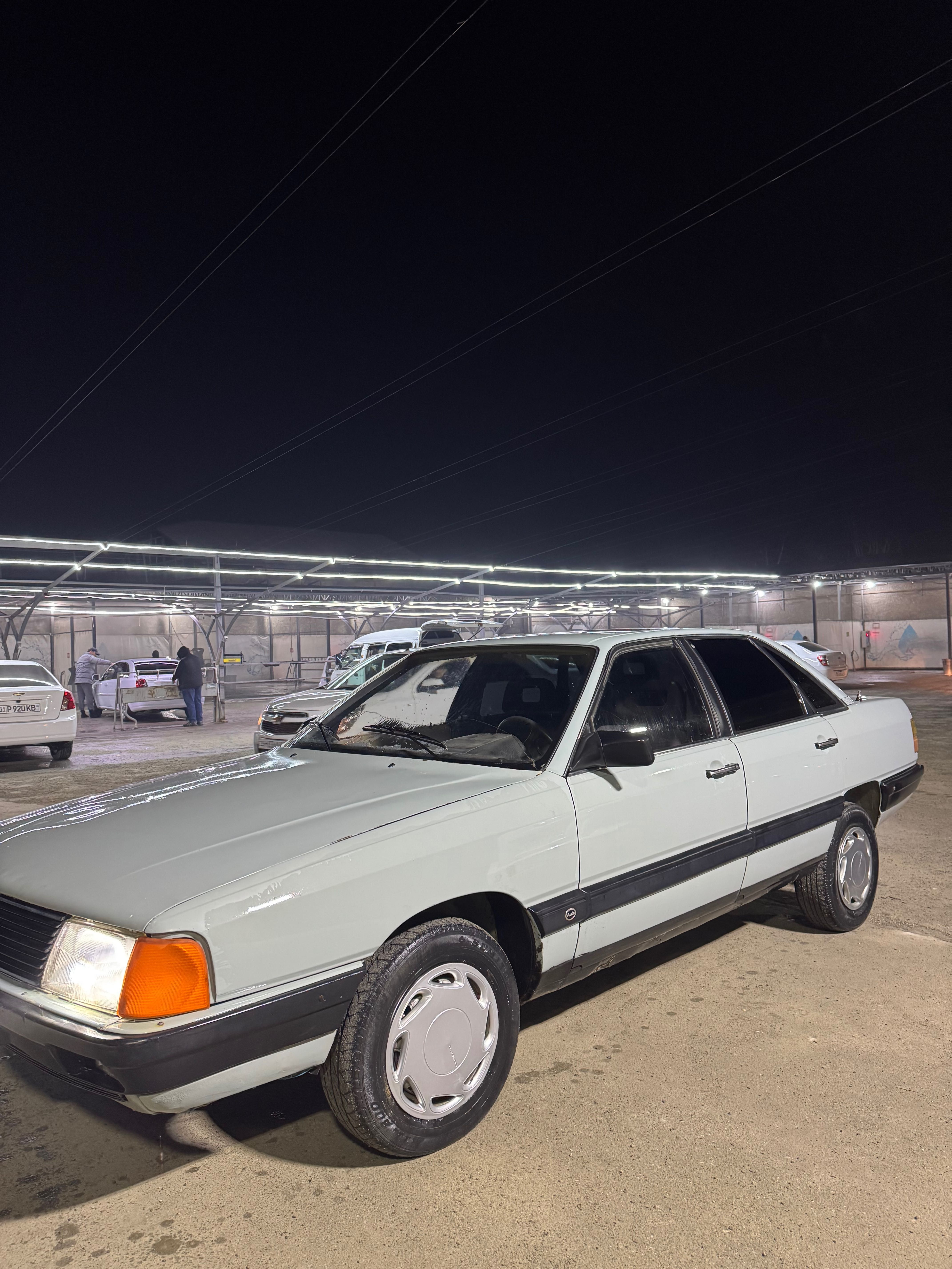 Audi 100 yaxshi holatda