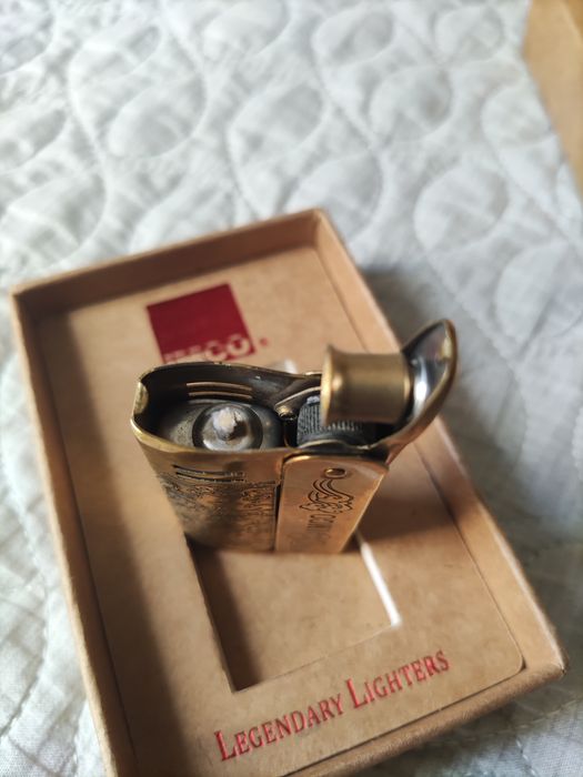 Бензиновая зажигалка.