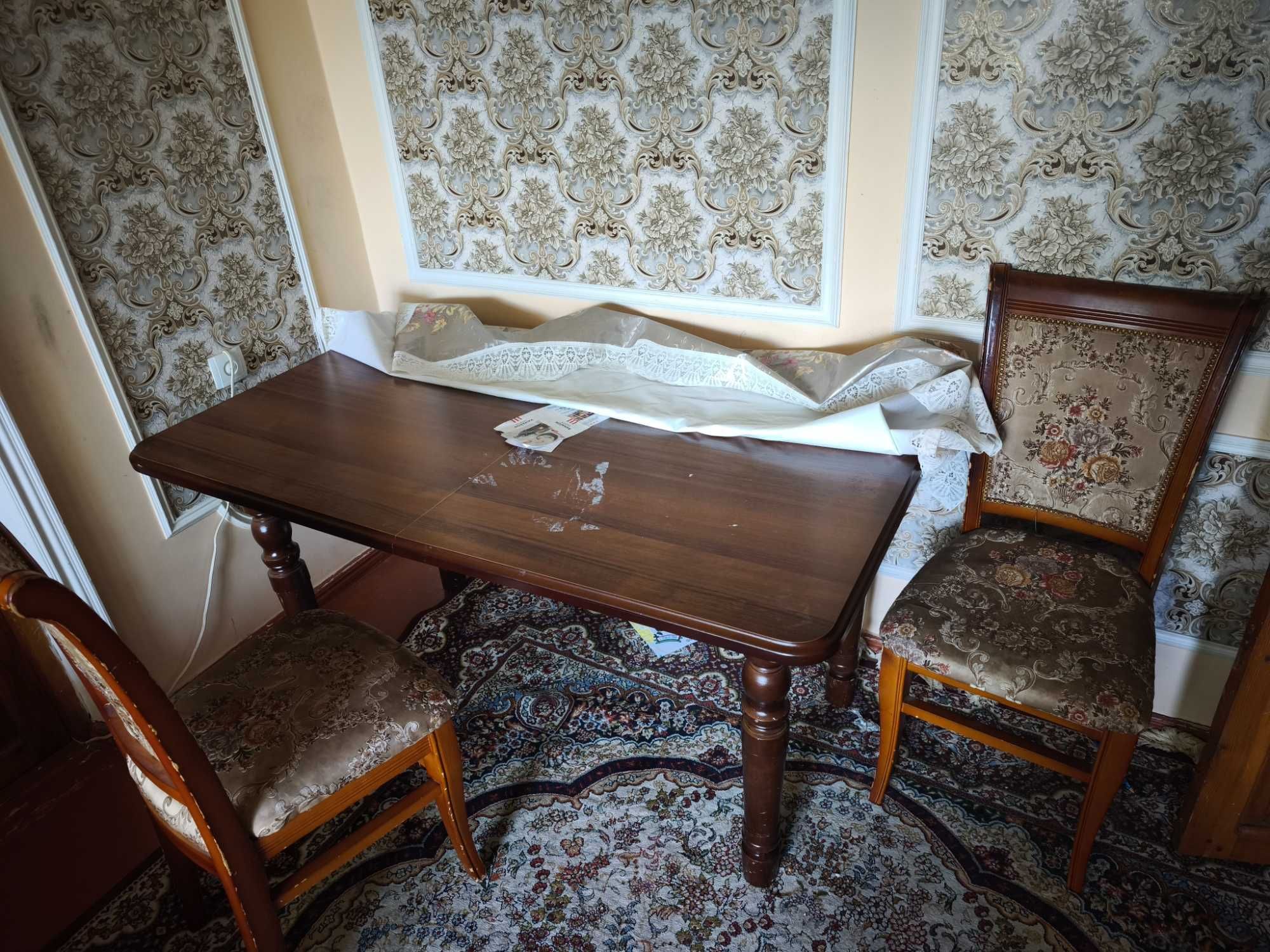 Стол и 12 стулья
