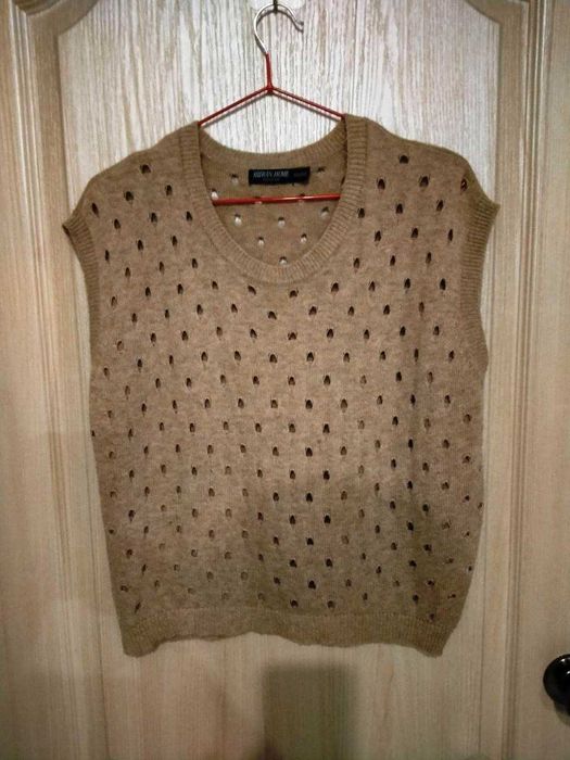 Жилет бежевый, машинная вязка