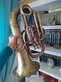 Instrument muzical Tuba foarte vechi
