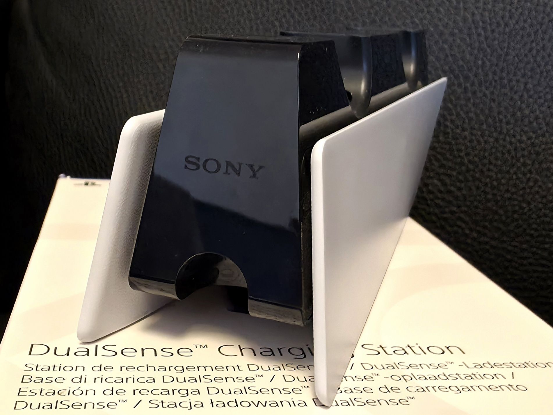 ***КАТО НОВА Зарядна станция PlayStation DualSense CHARGING STATION