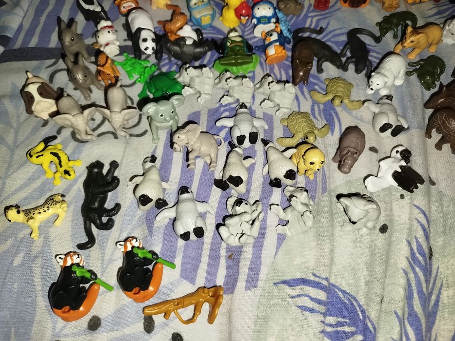 Vând jucării Kinder animale și cu hary Potter