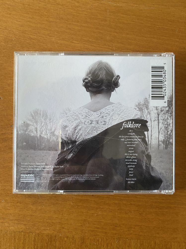 Taylor Swift и Melanie Martinez CD албуми