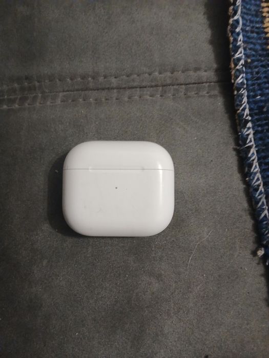 Vând airpods 3  negociabil